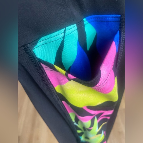 ❤️☀️Pink Victoria Secret Active Yoga Stretch Colorful Black Capris - Picture 8 of 9